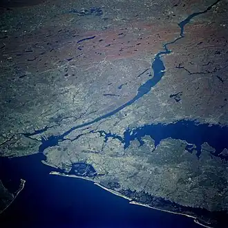 New York Bay en omgeving gefotografeerd vanuit de Space Shuttle missie STS-58. De Lower Bay is linksonder te zien, rechts daarvan The Narrows (met brug) en daarboven de Upper Bay.