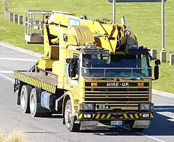Scania P113M met hoogwerker.