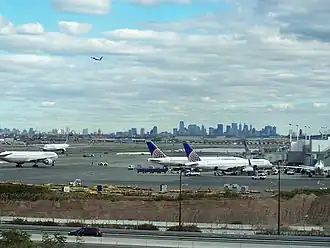 Voorgrond: Terminal C, Achtergrond: Skylines van Manhattan en Jersey City