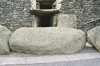 Petroglieven op een steen voor de ingang van Newgrange