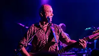 Guy Pratt in 2018, op achtergrond drummer Nick Mason