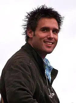 Schilder tijdens een optreden in Assen (2007)