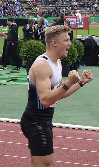 Nick Smidt laadt zichzelf op voor zijn 400 m hordenrace tijdens de FBK Games van 2022.