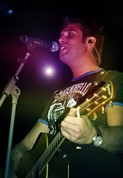 Schilder tijdens een optreden in Middelkoop (2010)