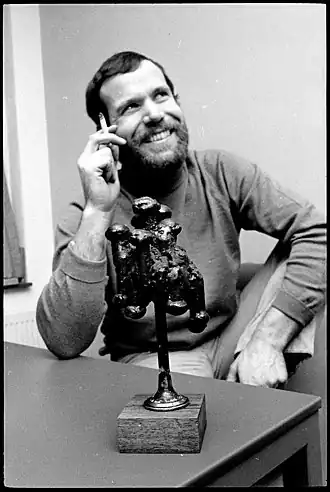 Nico Betjes met beeld, 1970