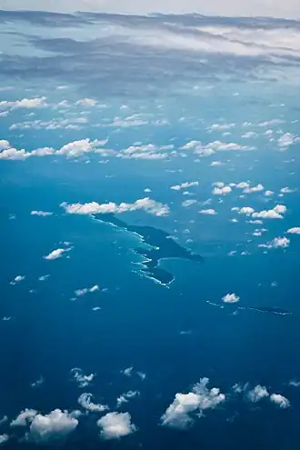 luchtfoto: het grote eiland is Tillangchong; Man is het kleine eiland rechtsonder.