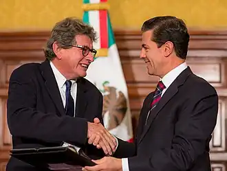 Nicolás Echevarría (links) ontvangt de Arts and Literature National Prize 2017