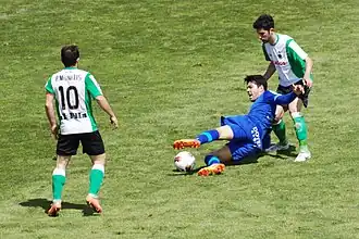 Miku (liggend) in het tenue van Getafe CF (2012)