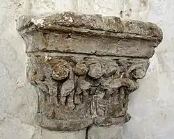 Close-up van een dubbelzuiltje met kapiteel