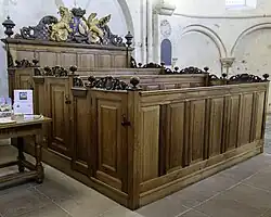 Herenbank van rond 1700 met opzetstuk met de wapens van de adellijke echtelieden Onno Tamminga van Alberda en Josina Petronella Clant