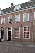 Laag huis tegen de Nicolaaskerk
