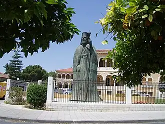 Standbeeld van Makarios III buiten het paleis van de Cypriotisch-orthodoxe aartsbisschop in Nicosia
