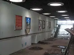 oude reclame in de hal