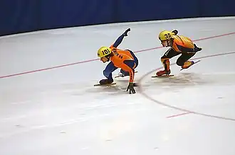 Mike Westerman achter Niels Kerstholt tijdens de Nationale Competitie in Heerenveen