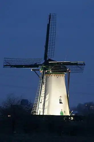 Buiten Verwachting, verlicht, tegen de nachtelijke hemel