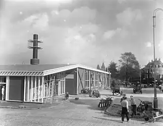 KLM-busstation in aanbouw op het Museumplein in Amsterdam, 1953