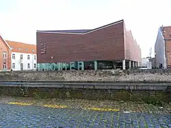 Het nieuwe Rijksarchief op de plaats van het gesloopte classicistische gebouw uit 1810.