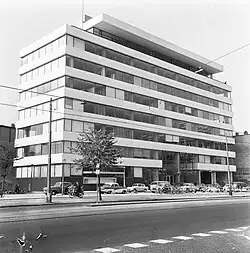 Het nog nieuwe de Volkskrantgebouw in 1965.