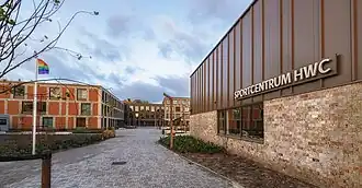 Het hoofdgebouw, schoolplein en sportcentrum van het Hermann Wesselink College.