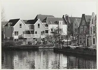Bouw van nieuwbouwwoningen op de Vissersbocht, links op de foto. Rechts het Korte Spaarne, foto omstreeks 1990