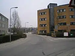 Nieuwe Houtenseweg met links het gebouw van Altrecht en rechts Woudstede