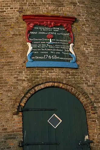 Bont geschilderde gedenksteen