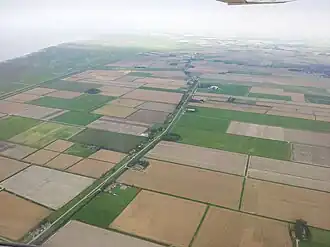 Nieuwe Bildtdijk richting het oosten, aan het einde Nieuwebildtzijl en rechts Oudebildtzijl