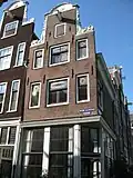 Huis, vanwege de zandstenen onderdelen van de gevelhals (1712)