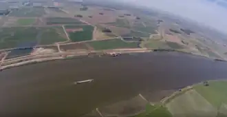 De Nieuwe Merwede, gezien vanuit de lucht. Op de foto zijn duidelijk een aantal drempels met bruggen zichtbaar. Bij hoge waterstanden kan het water van de Nieuwe Merwede via die drempels gemakkelijk de zogenaamde Noordwaard binnenstromen. Zo kan het water sneller afgevoerd worden, via het Gat van de Visschen, richting het Hollandsch Diep