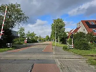 Straat Nieuwe Steen, met rechts woningen aan de Leisteen, op de voorgrond spoor van de Museumstoomtram Hoorn-Medemblik