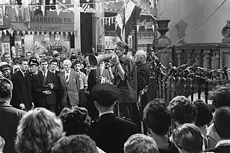 Regisseur Haanstra geeft aanwijzingen per megafoon. Opname in de Cinetone studio te Amsterdam.