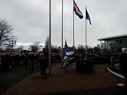 Wnd. Burgemeester Onno Hoes hijst de nieuwe gemeentevlag, 2 januari 2019