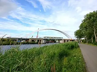 De Bert Swartbrug over het Van Starkenborghkanaal is op 2 oktober 2017 in gebruik genomen. De oude vakwerkbrug is nog voor de nieuwe brug te zien, voordat deze gesloopt werd.