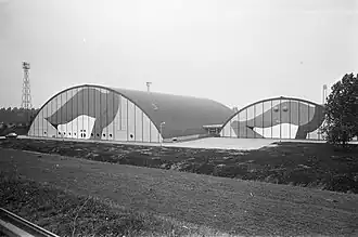 Achterzijde van de Sporthallen Zuid kort na de bouw, met schilderingen door Marte Röling