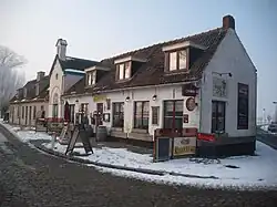 De kapel tussen de huizenrij aan het kanaal