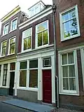 Laag huis met lijstgevel