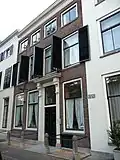 Pand met tussenlid met keuken, gang en een tweede trappehuis, voorhuis en achterhuis