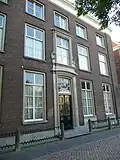 Statig herenhuis, hoge gevel met rechte kroonlijst, versierde middenpartij: Sint Bonifaciushuis; voor 1898 aartsbisschoppelijk paleis