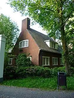 Afwijkend 19e-eeuws herenhuis aan de Nieuwegracht, gelegen bij de overgang naar het Zocherpark