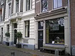 Nieuwegracht met de huizen 197-199 en 201 (waarvan de laatste twee rijksmonument zijn)