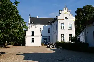 De twee vleugels van het hoofdgebouw