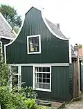 Houten huis met halsgevel