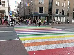 Tijdelijk regenboogzebrapad op de Nieuwendijk (2024)