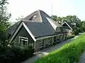 Stolpboerderij aan de dijk van Nieuwesluis.