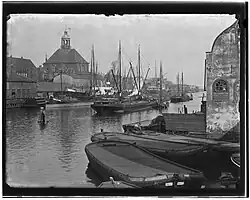 Nieuwe Vaart, gezien vanaf Hoogte Kadijk met deel van pakhuis, rechts - foto van Jacob Olie, 28 mei 1895