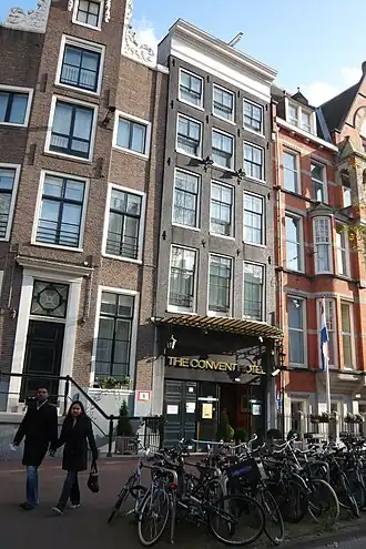 Nieuwezijds Voorburgwal 67 (zwarte gebouw,september 2011)