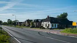 Rij huizen aan oostzijde van het Aduarderdiep