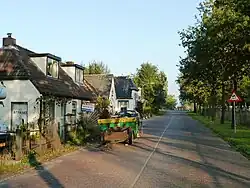 Straatbeeld aan westzijde van het Aduarderdiep