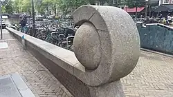 Plastiek zuidzijde plein