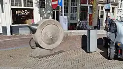 Plastiek noordzijde plein